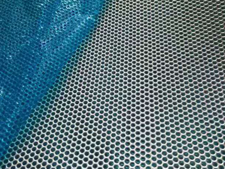 不銹鋼沖孔網是用不銹鋼板按照一定的孔型和模具進行數控沖床沖制而成的一種金屬板網。不銹鋼沖孔網，又名圓孔網，屬于沖孔網的一種，材質即為不銹鋼板。常用材質：304不銹鋼板，201不銹鋼板，316不銹鋼板等