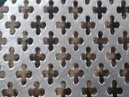 梅花孔沖孔網是指孔型為梅花形狀的沖孔網板。產品材質：鐵板、鋁板、鍍鋅板、不銹鋼板等金屬材質或者塑料板材。常規規格：1m*2m1.22m*2.44m（備注：在此范圍內的尺寸均可裁剪，超過這個范圍的尺寸需