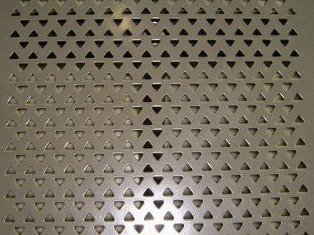 三角形沖孔網有著較高的抗拉強度及承重能力,一系列的開孔率,精確的孔徑,抗腐蝕性高,適合裝飾用等。三角形沖孔網所選用的材質有：低碳金屬板材?？仔停喝强?。三角形沖孔網的用途：可用于成型吸音彩鋼板,微孔吸